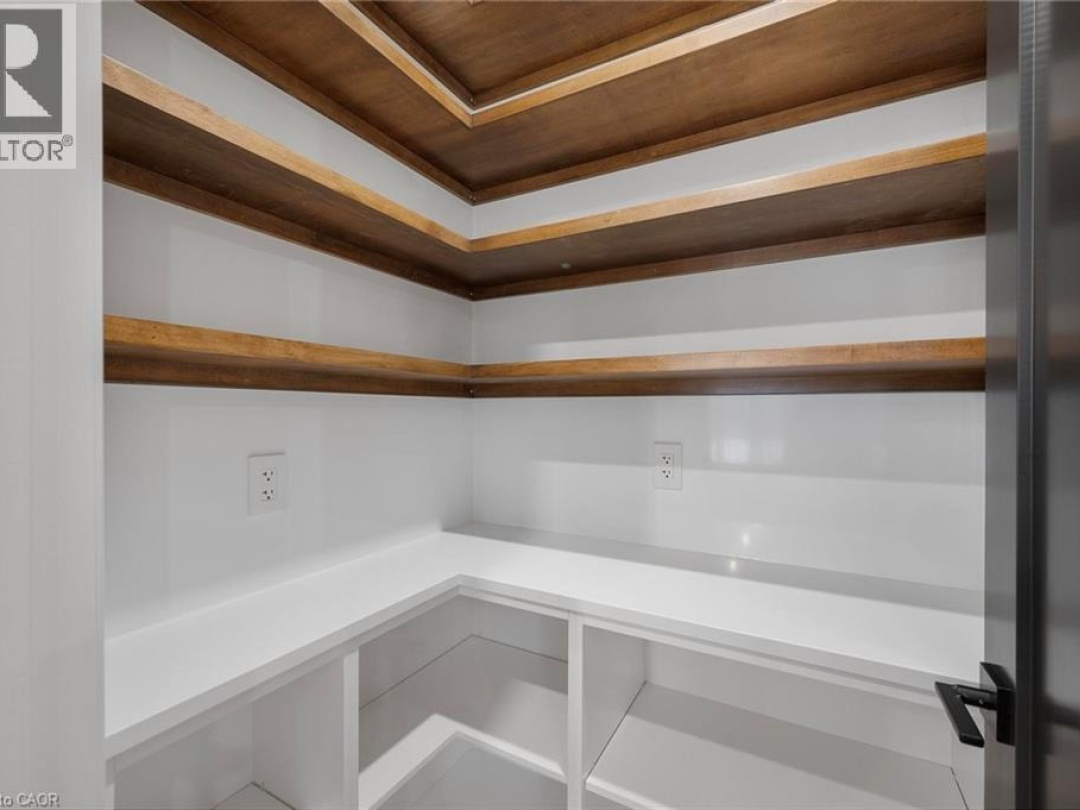 33 GLEN EAGLE Court, 