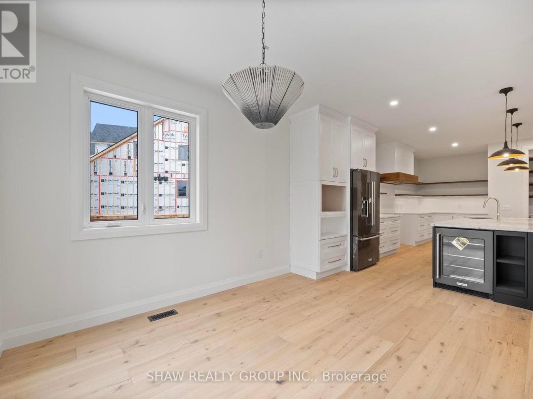 33 GLEN EAGLE COURT, 