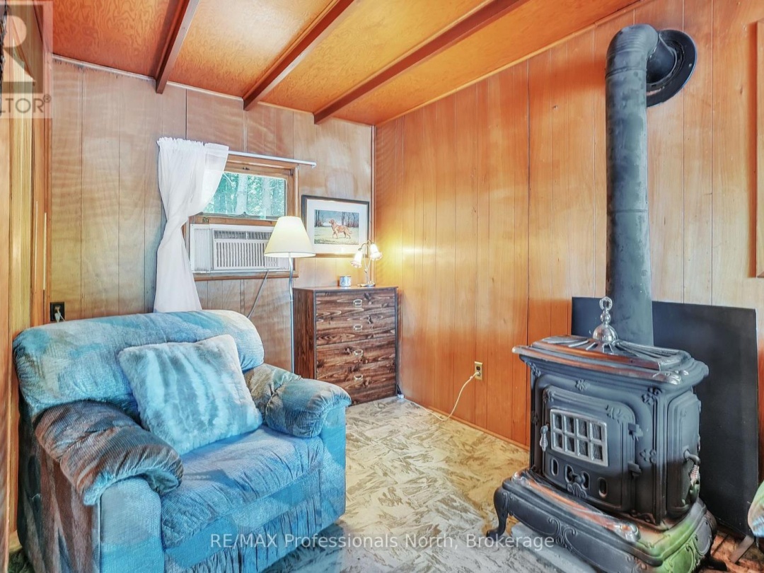 1073 WARD LANE N, 