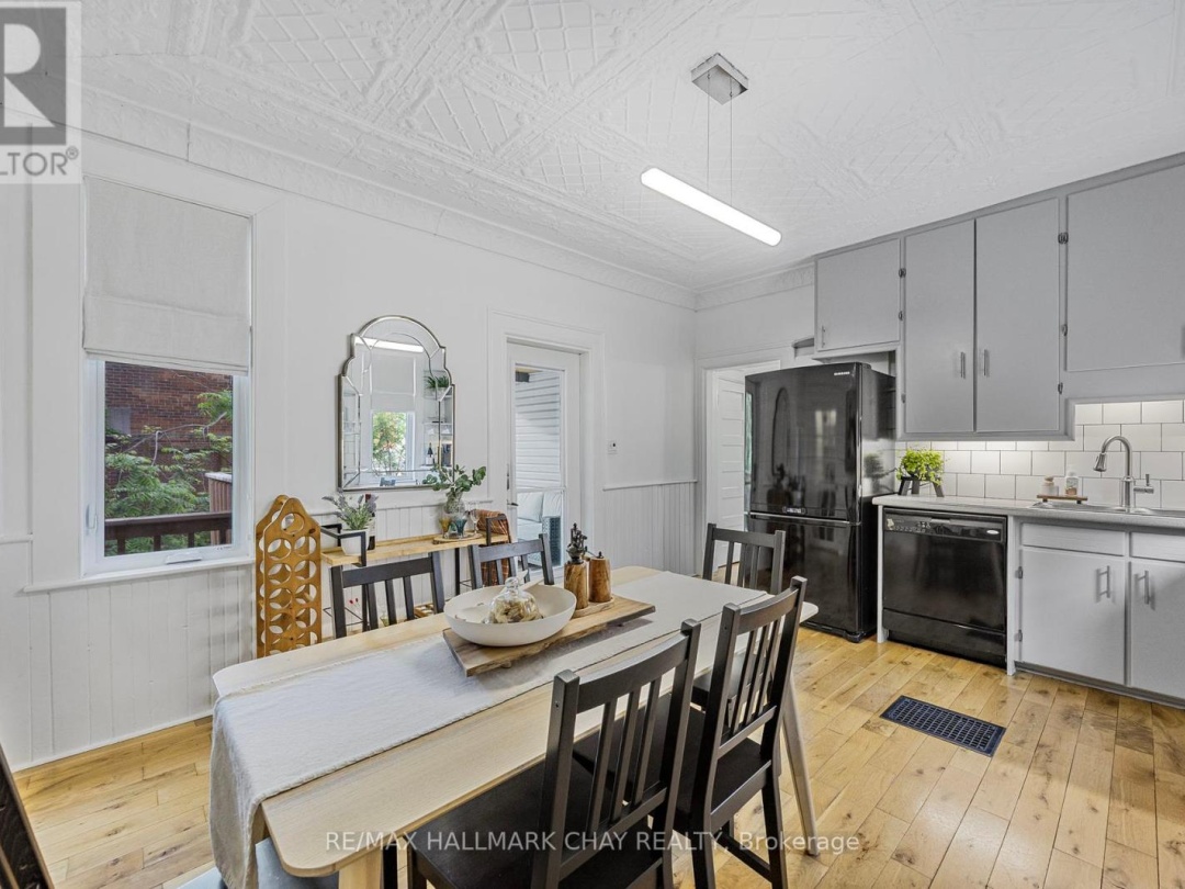 230 MISSISSAGA STREET W, 