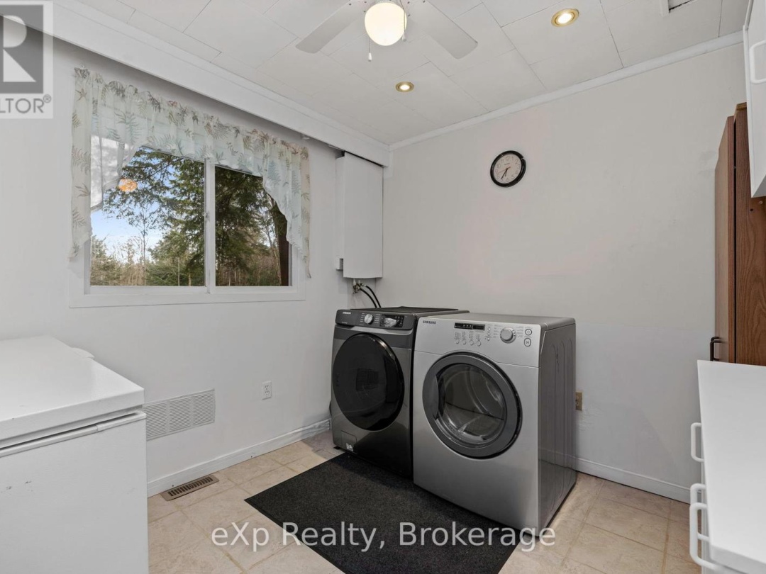 36 Roberts Lake Road E, Roberts Lake