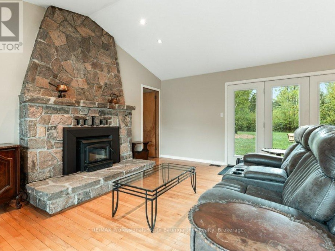 1080 Queen's Line Road, Minden Hills