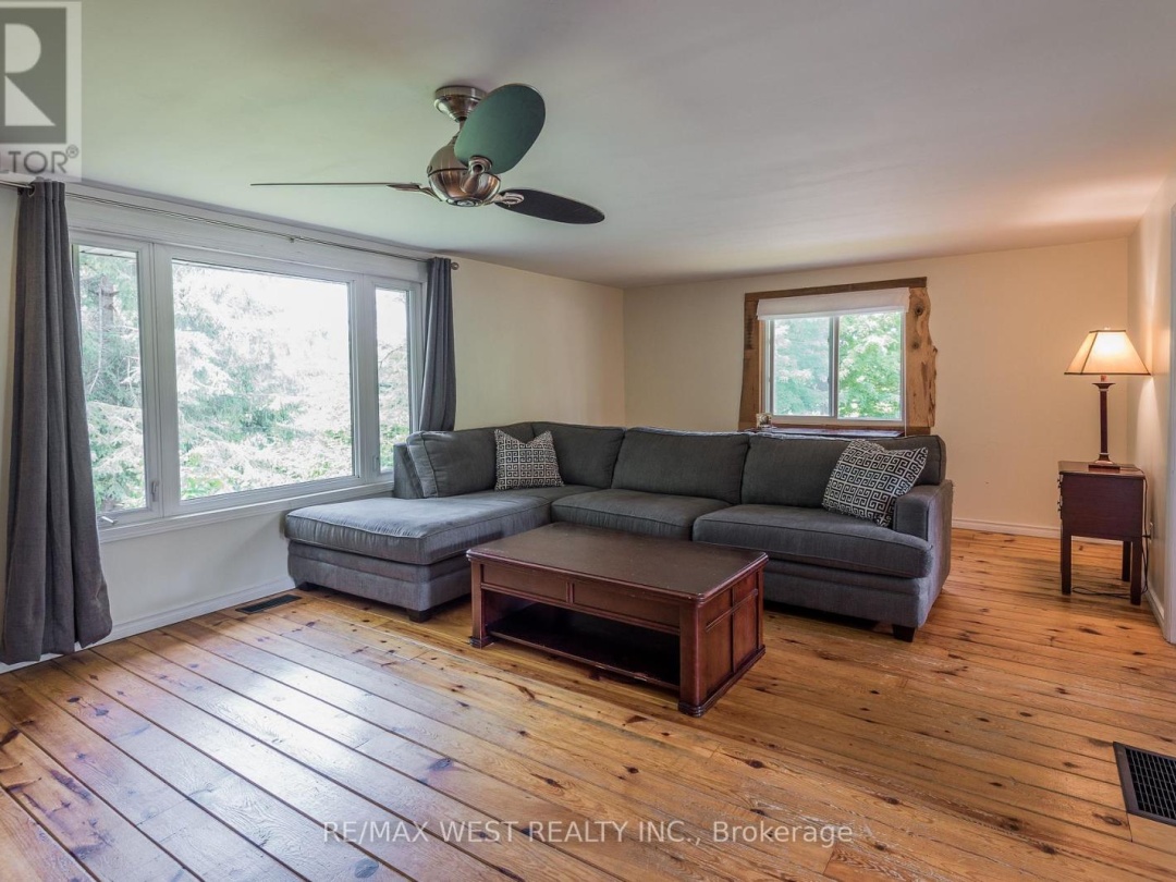 8 ROBINS LANE, 