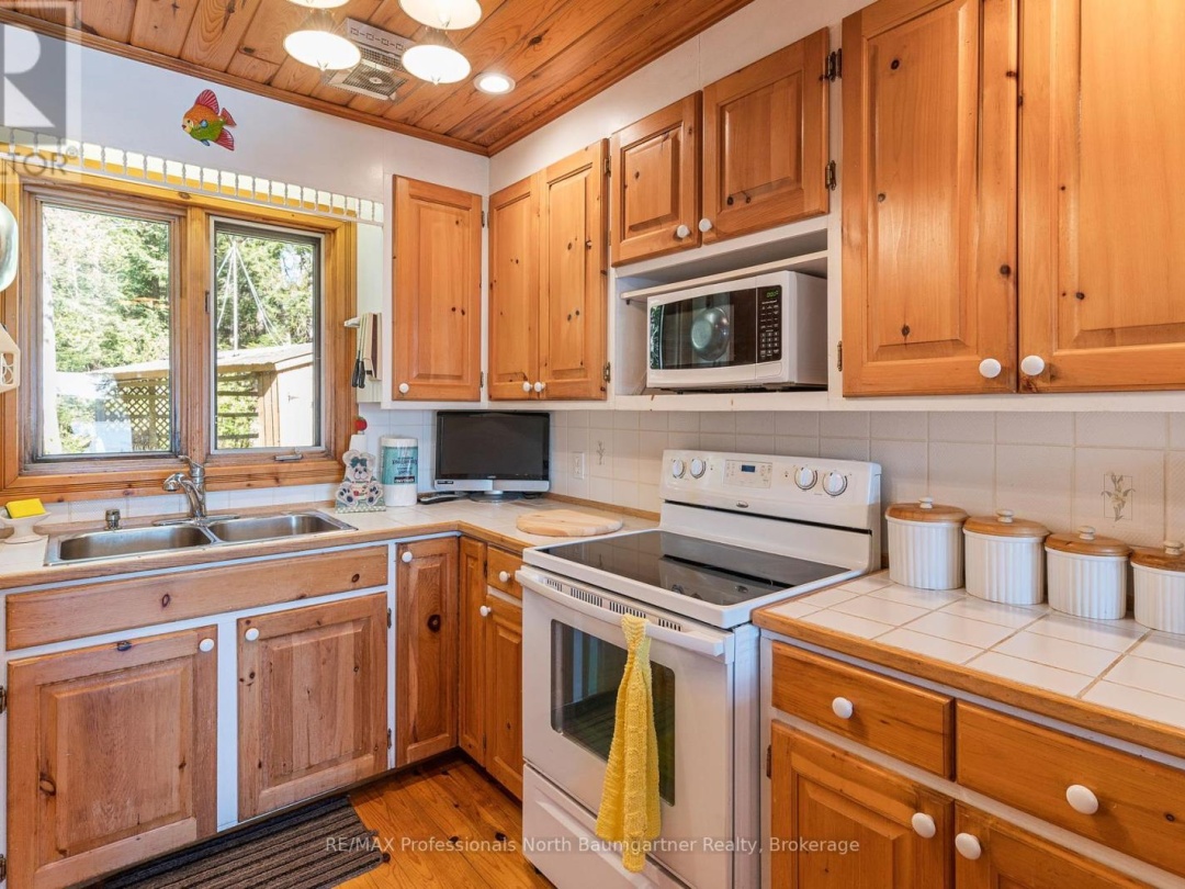 6469 Kennisis Lake Road, Kennisis Lake