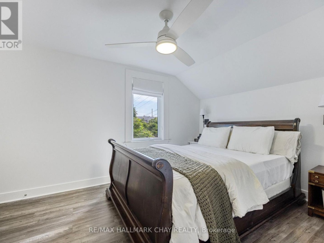 230 MISSISSAGA STREET W, 