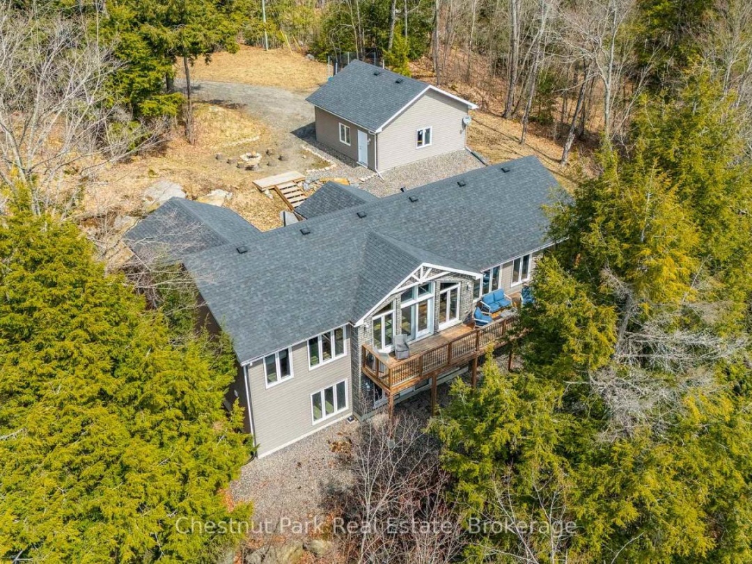 5989 KENNISIS LAKE ROAD, Kennisis Lake