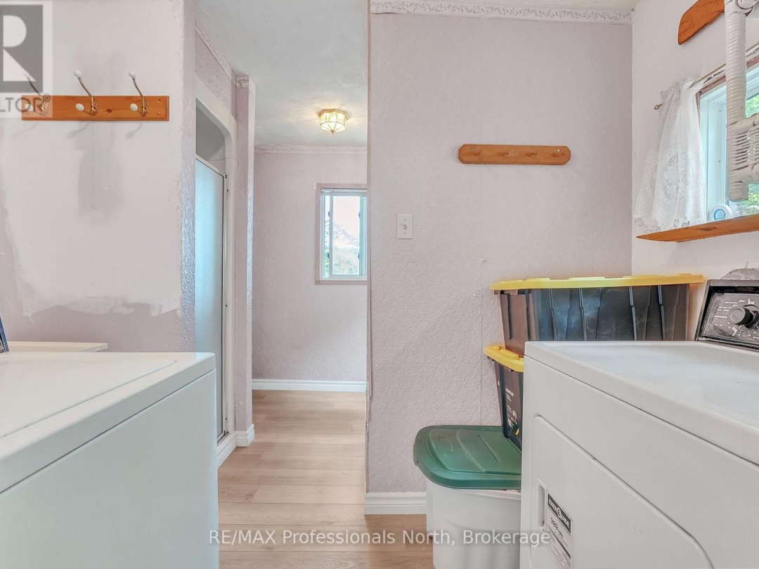 1073 WARD LANE N, 