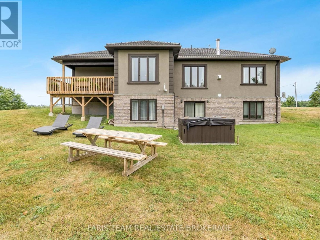 520 HORSESHOE VALLEY ROAD E, 