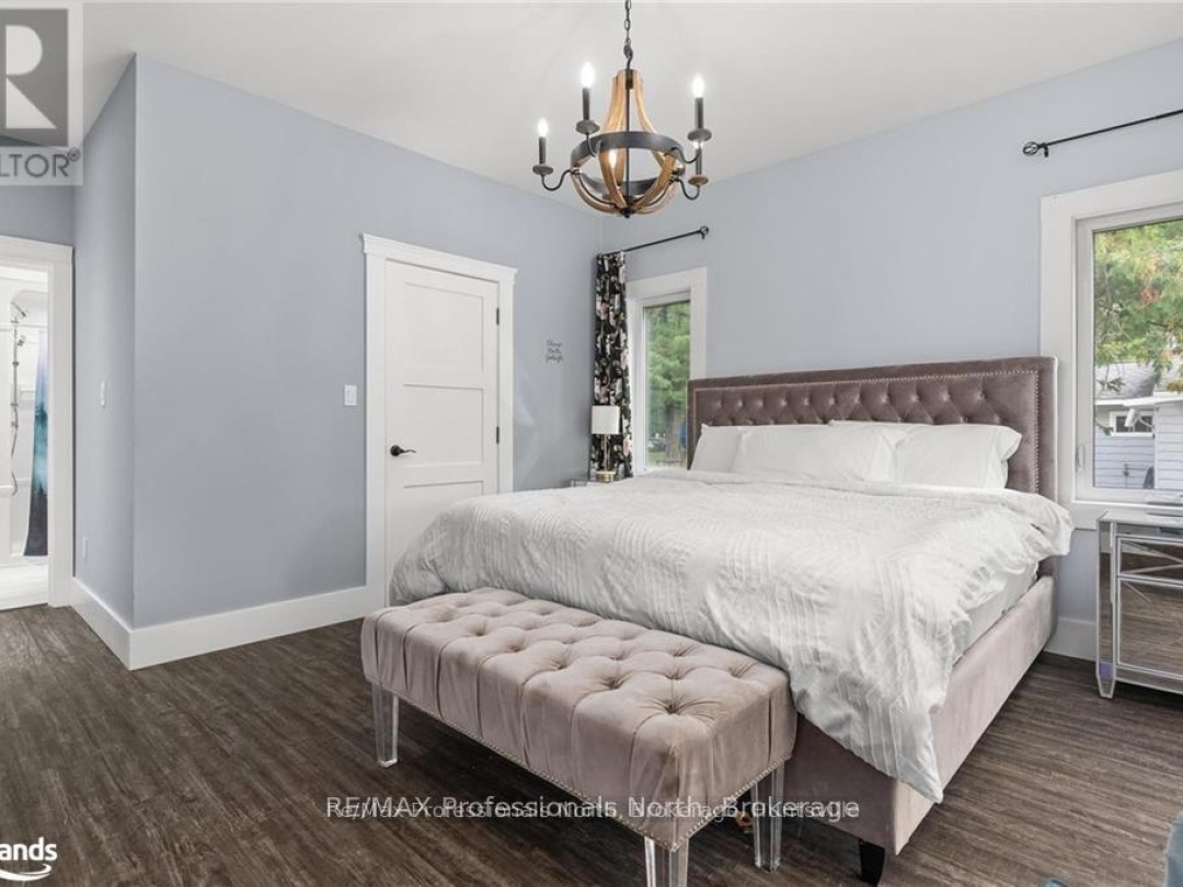 379 Santas Village Road W, Lake Muskoka