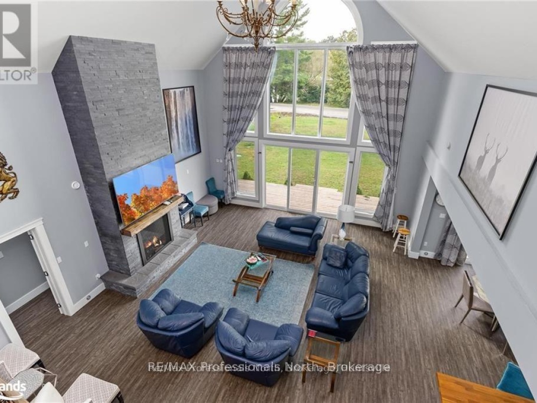 379 Santas Village Road W, Lake Muskoka