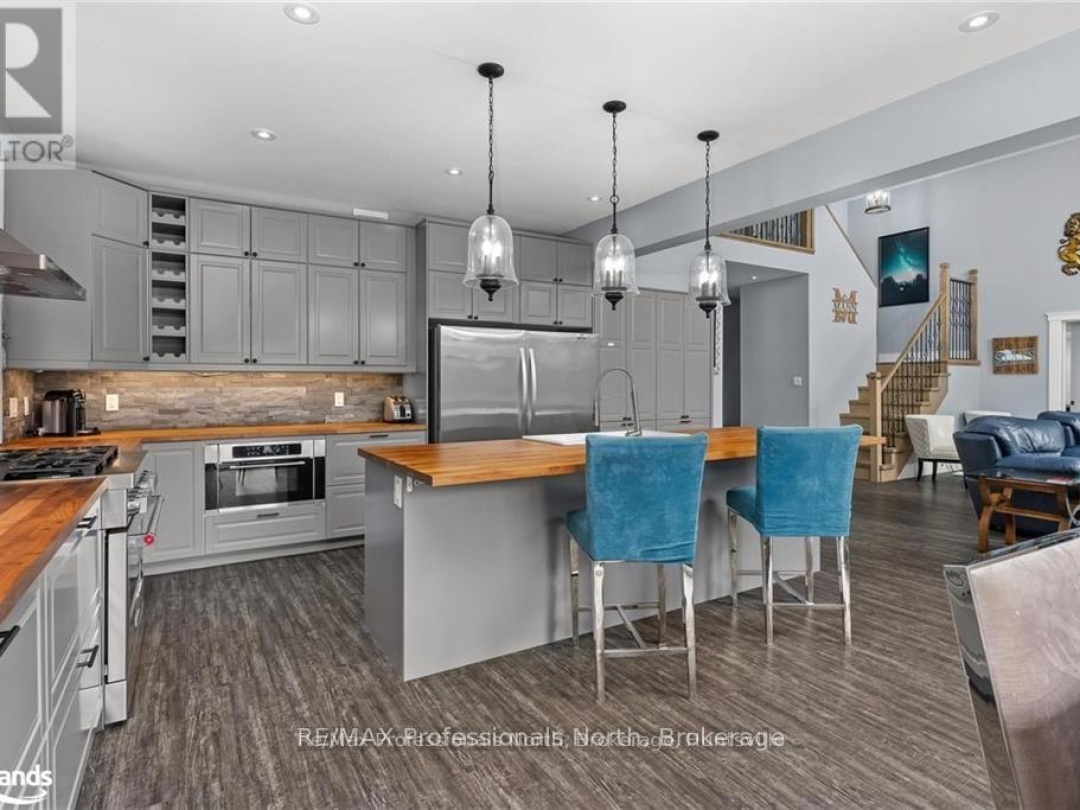 379 Santas Village Road W, Lake Muskoka