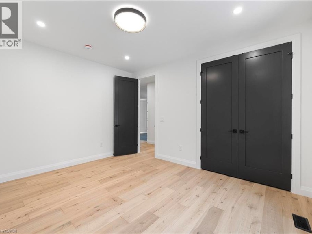 33 GLEN EAGLE Court, 