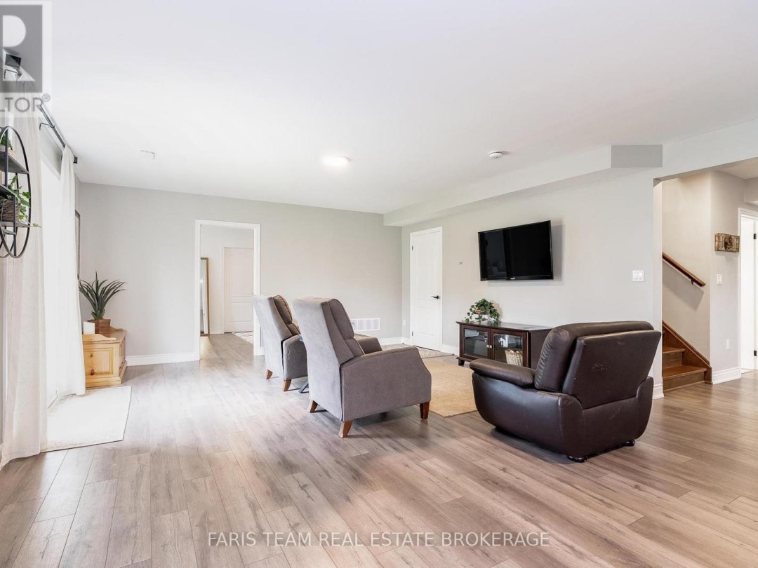 520 HORSESHOE VALLEY ROAD E, 