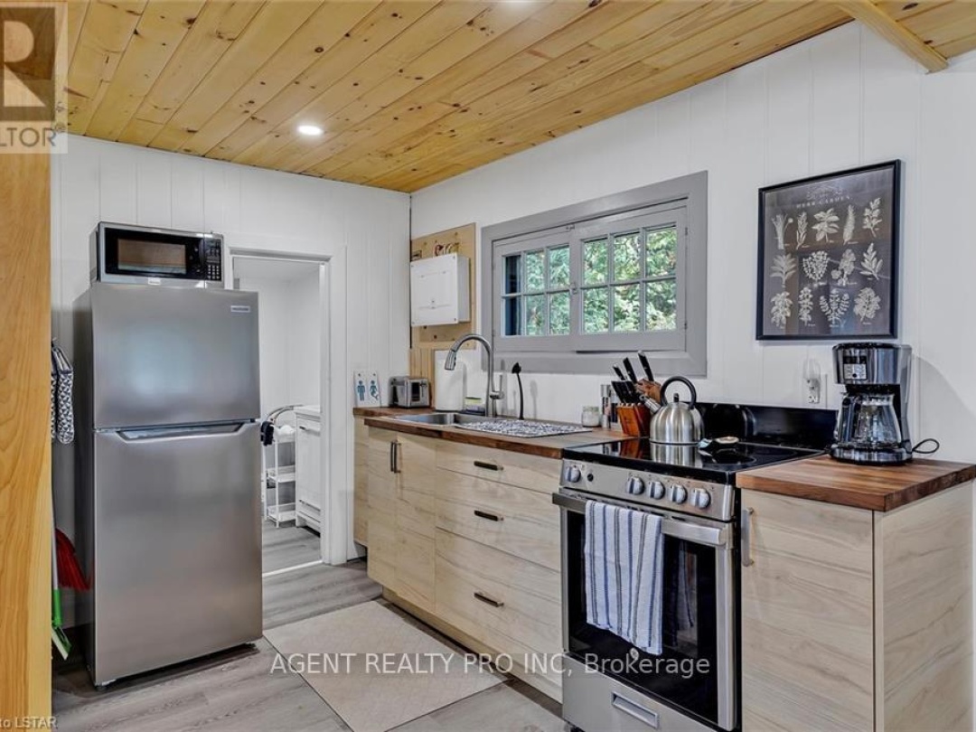 21 ORIOLE ROAD, Cameron Lake