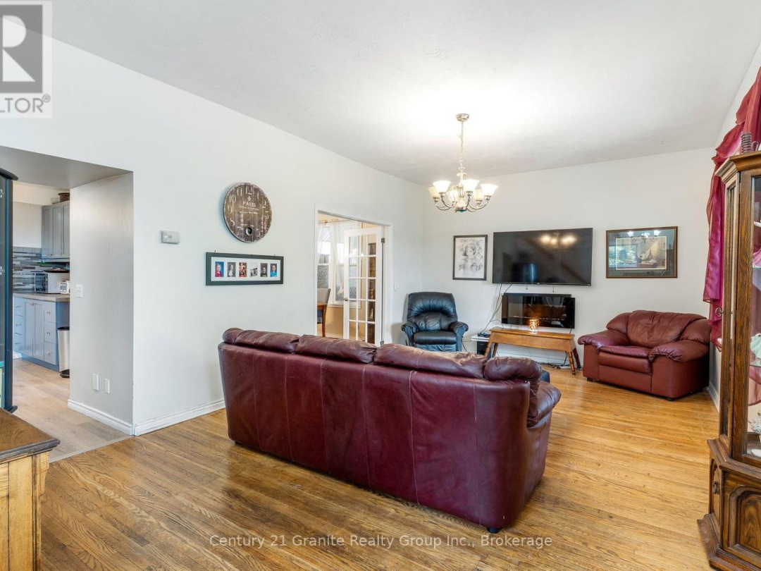 690 Mountain Street, Dysart et al