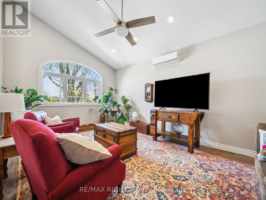 1 & 2 - 112B CREIGHTON STREET S, 