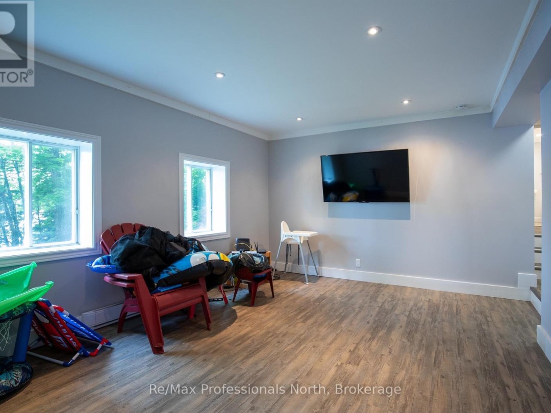 1008 SEVEN DWARFS CRESCENT, 