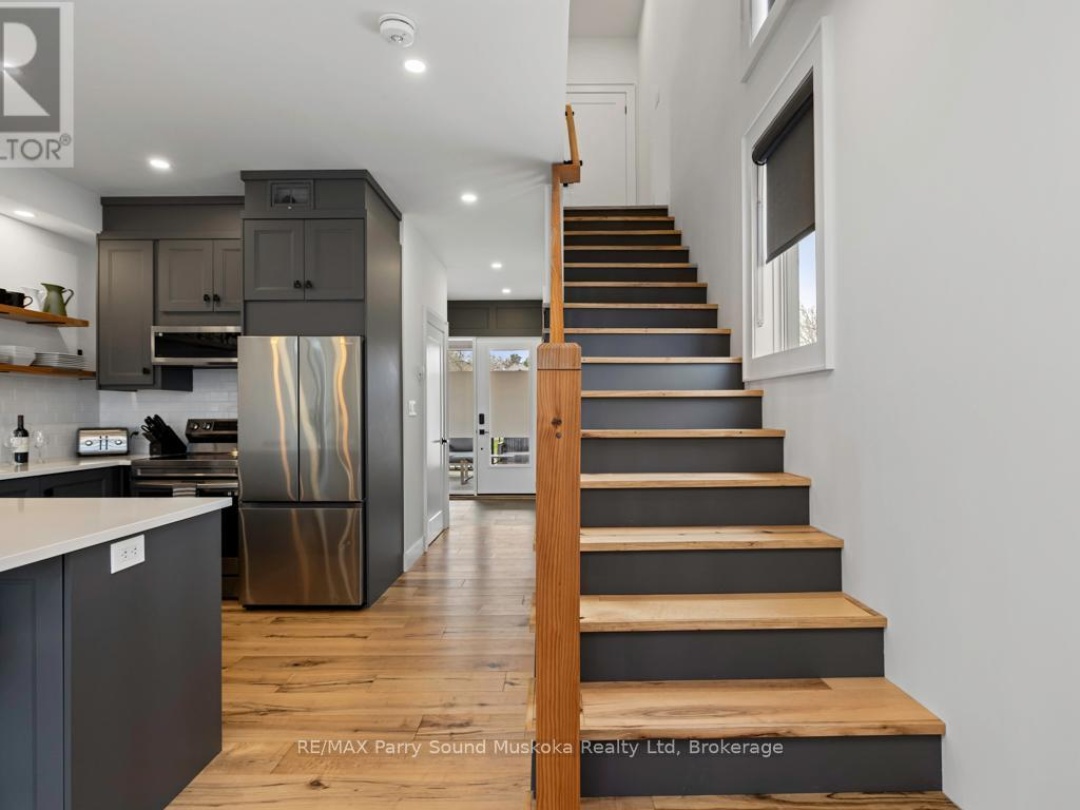 98 JAMES STREET, Parry Sound