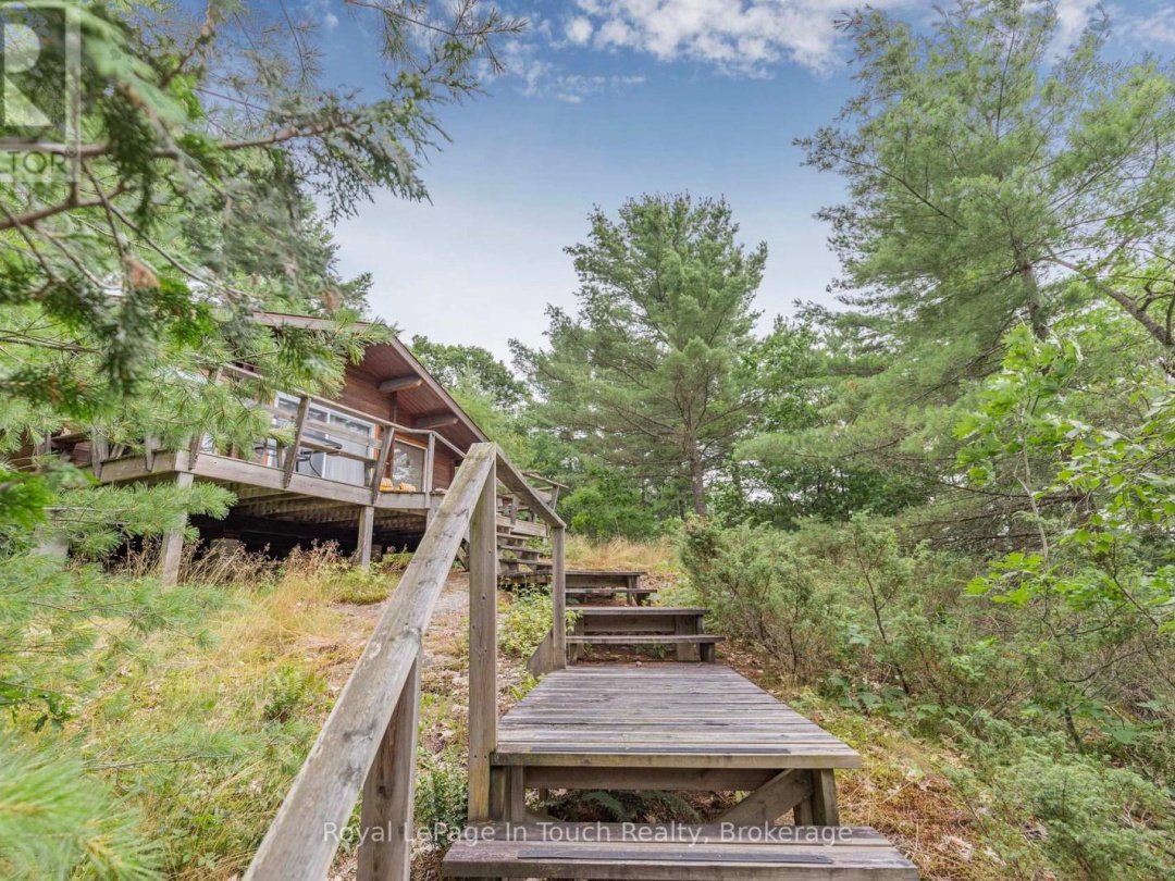 B207 10 Wahsoune Island, Georgian Bay