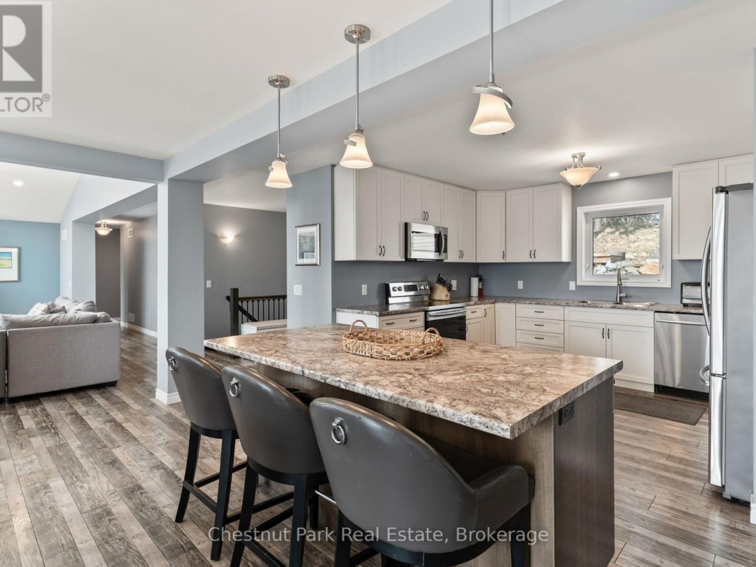 5989 KENNISIS LAKE ROAD, Kennisis Lake