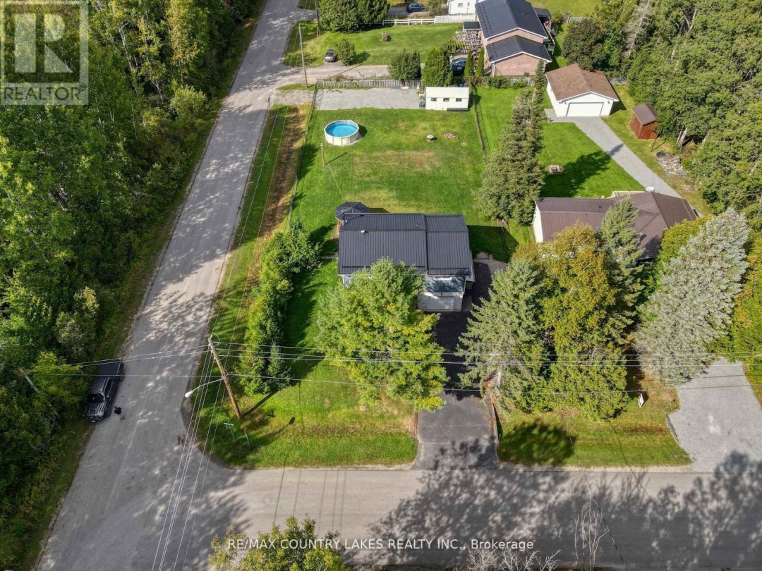 3 PINEWOOD BOULEVARD, Canal Lake