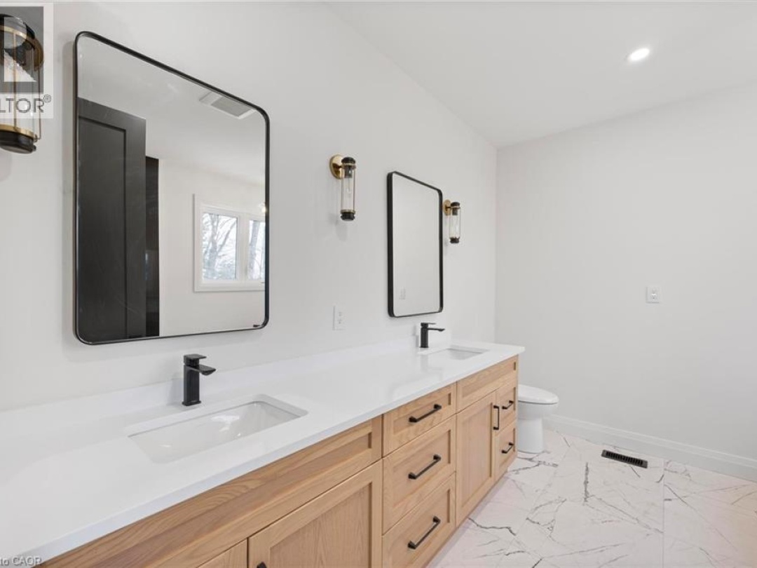 33 GLEN EAGLE Court, 