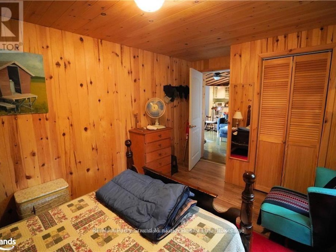 121 Healey, Healey Lake