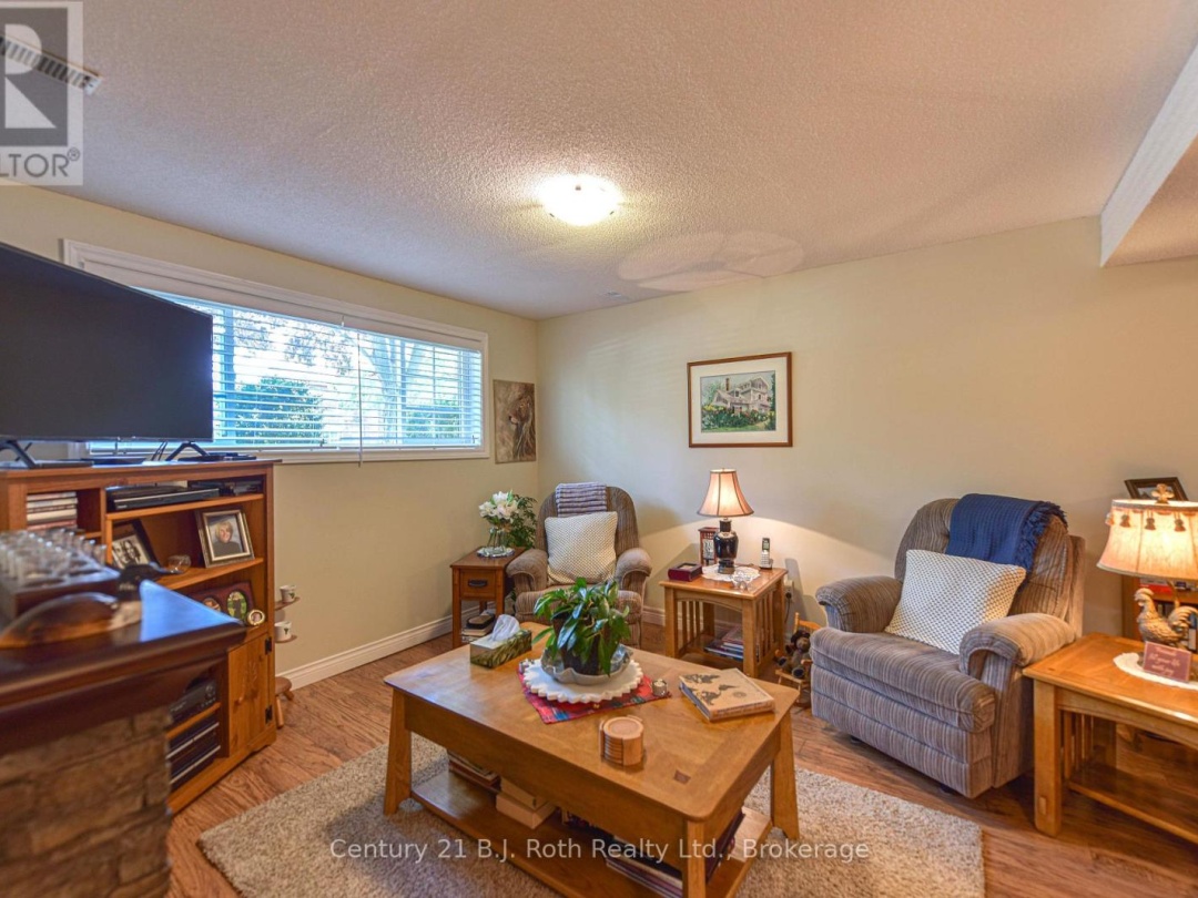 297 MATCHEDASH STREET N, 