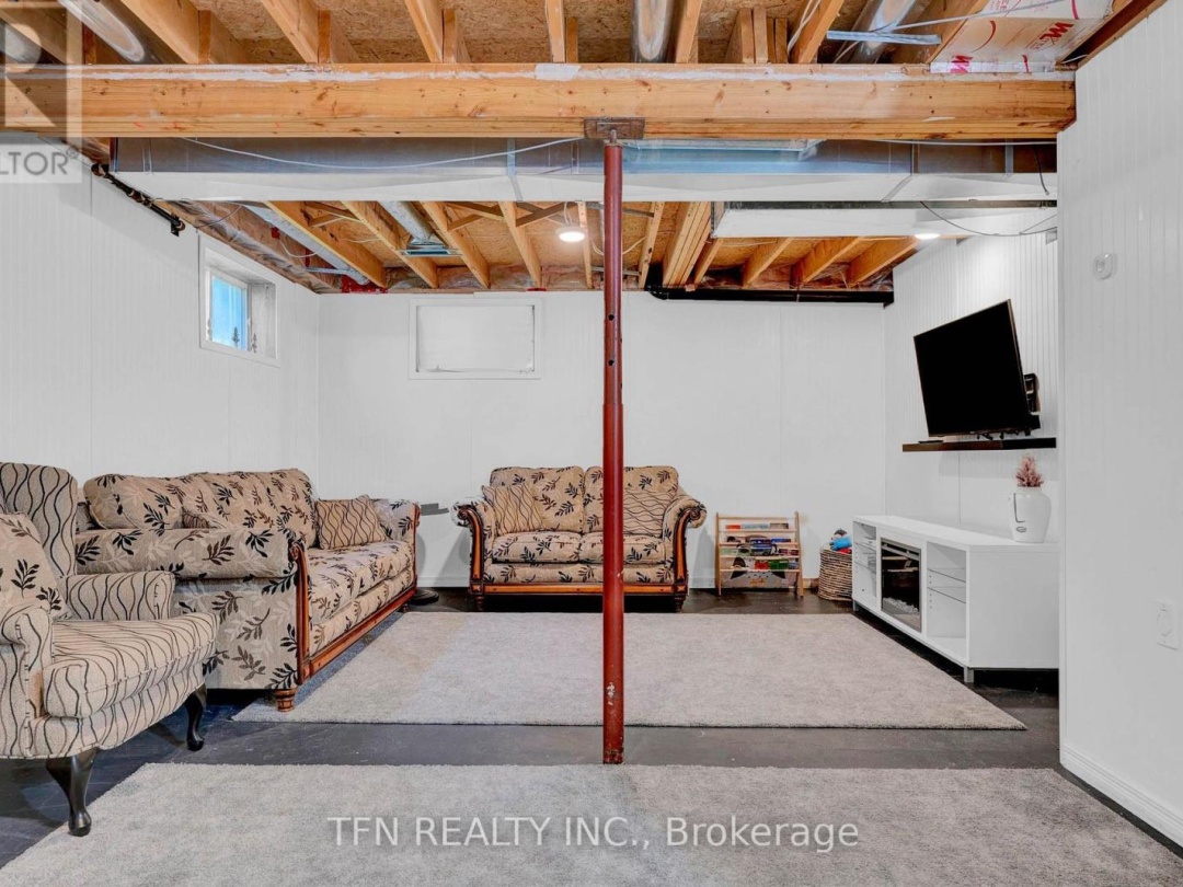 4 PINEWOOD BOULEVARD, 