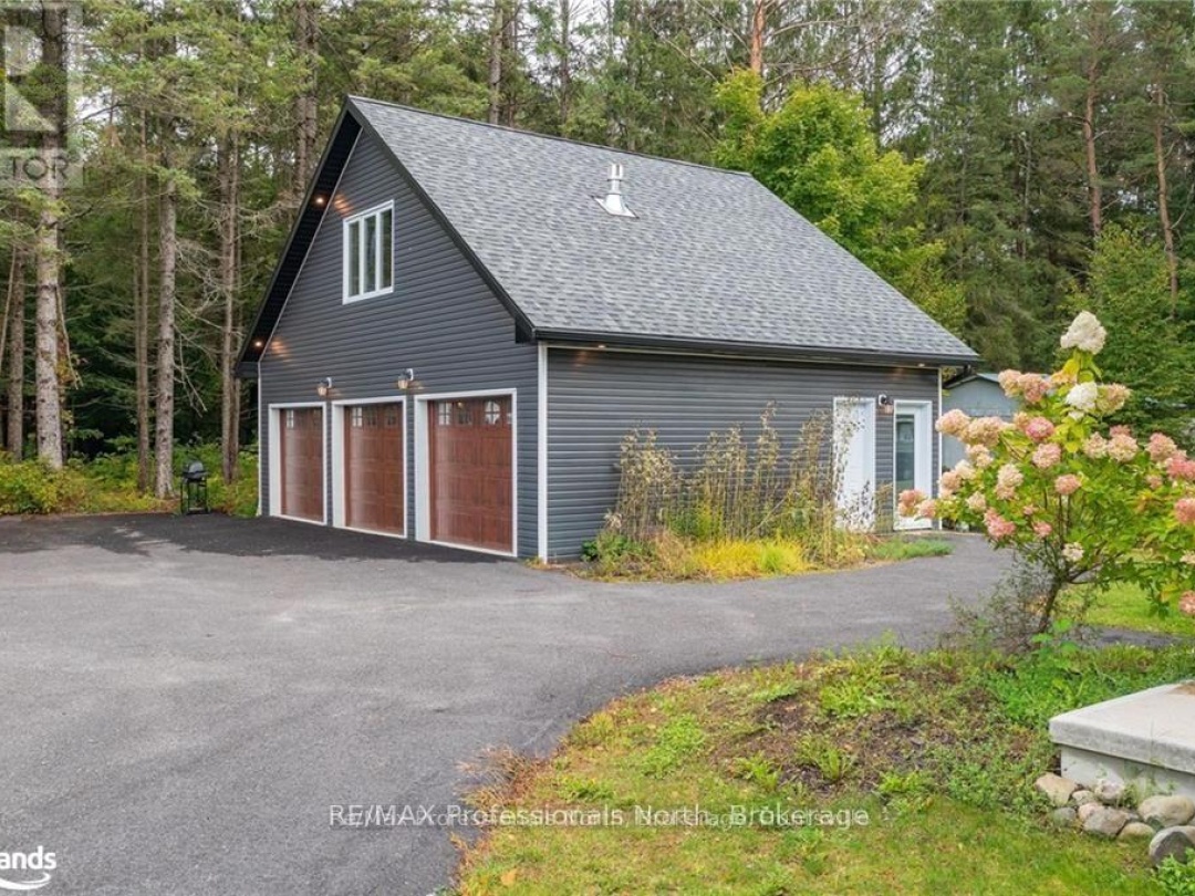 379 Santas Village Road W, Lake Muskoka