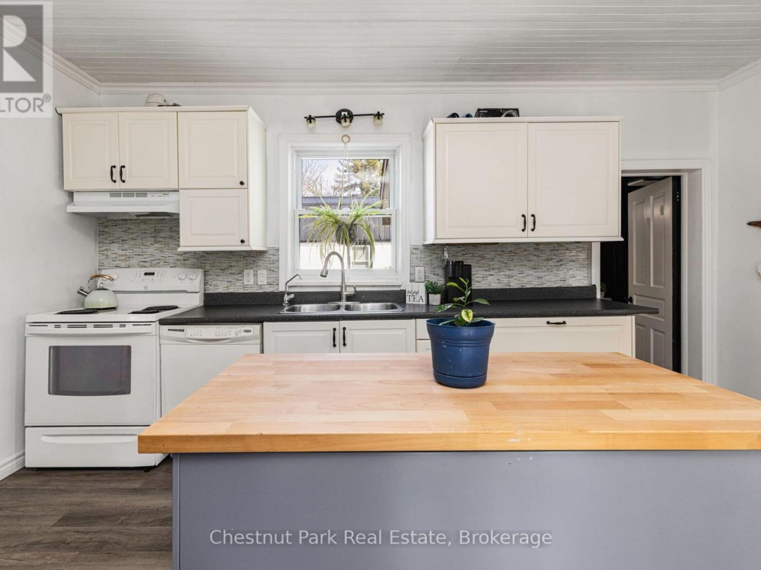 5 SPADINA AVENUE, 