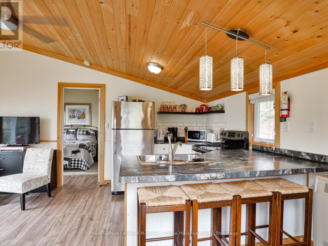 7 - 7 SILVER POINT ROAD, 