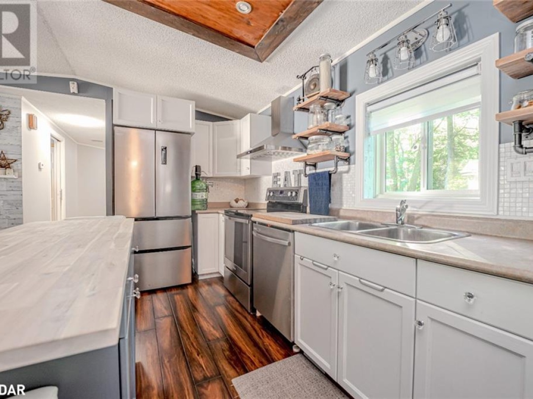 7498 ISLAND Crescent, Black River