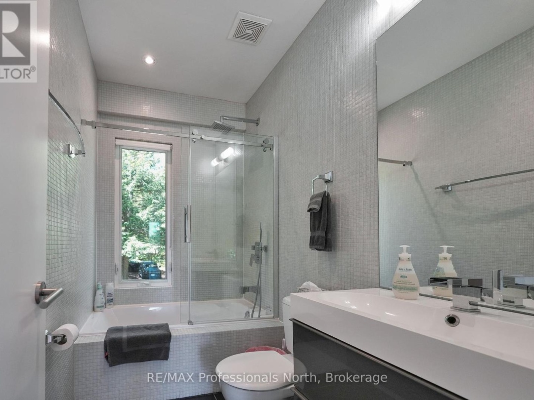 1004 Lipton Drive, Kennisis Lake