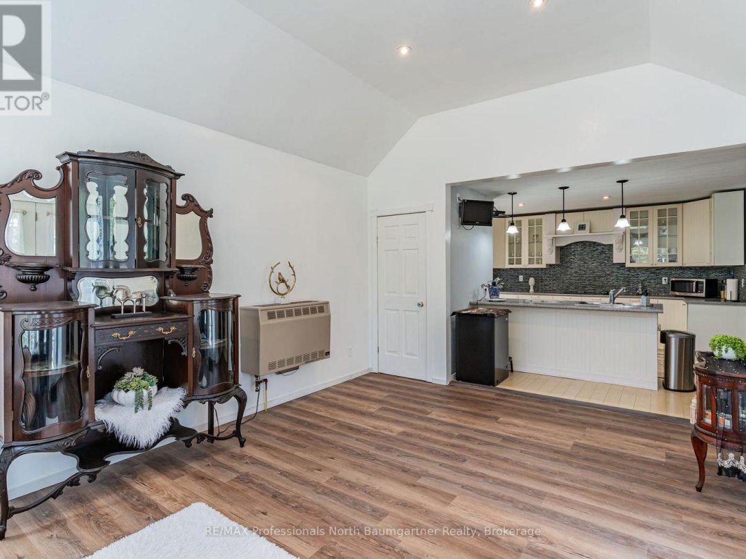 1065 Cloverleaf Road, Kennisis Lake