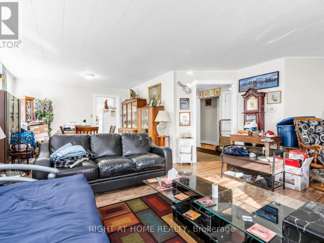 32 MATCHEDASH STREET N, 