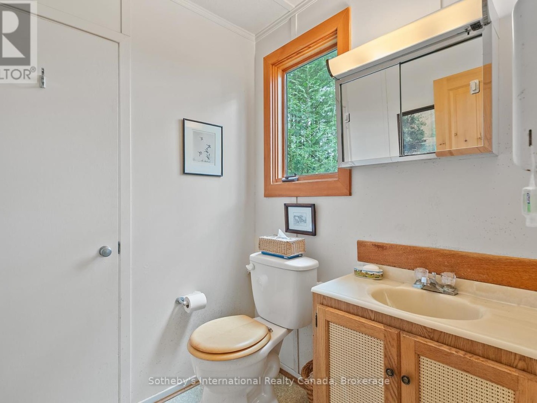16Lk 1 Wolf Island, Kahshe Lake