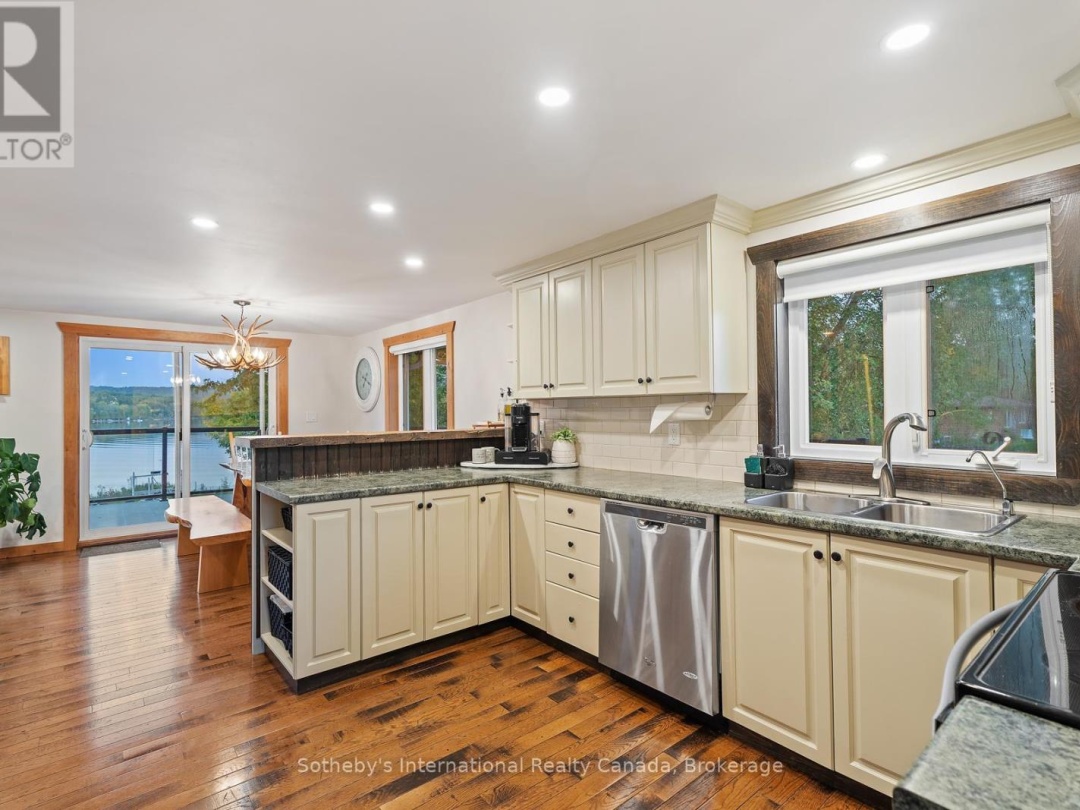 1111 Maplehurst Drive, Peninsula Lake