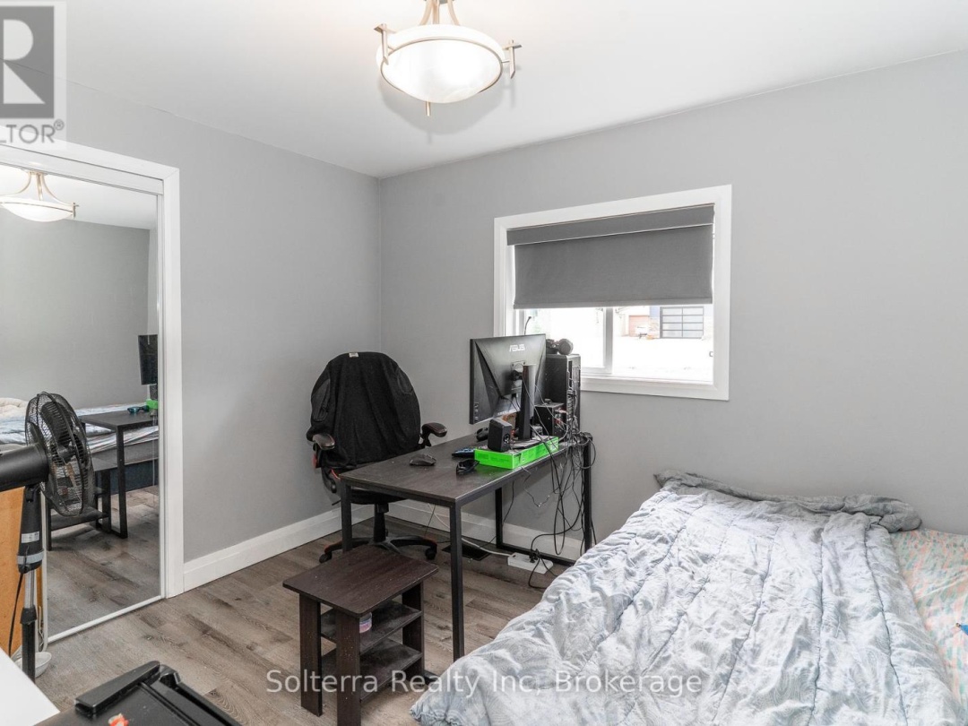 160 WAGNER ROAD W, 