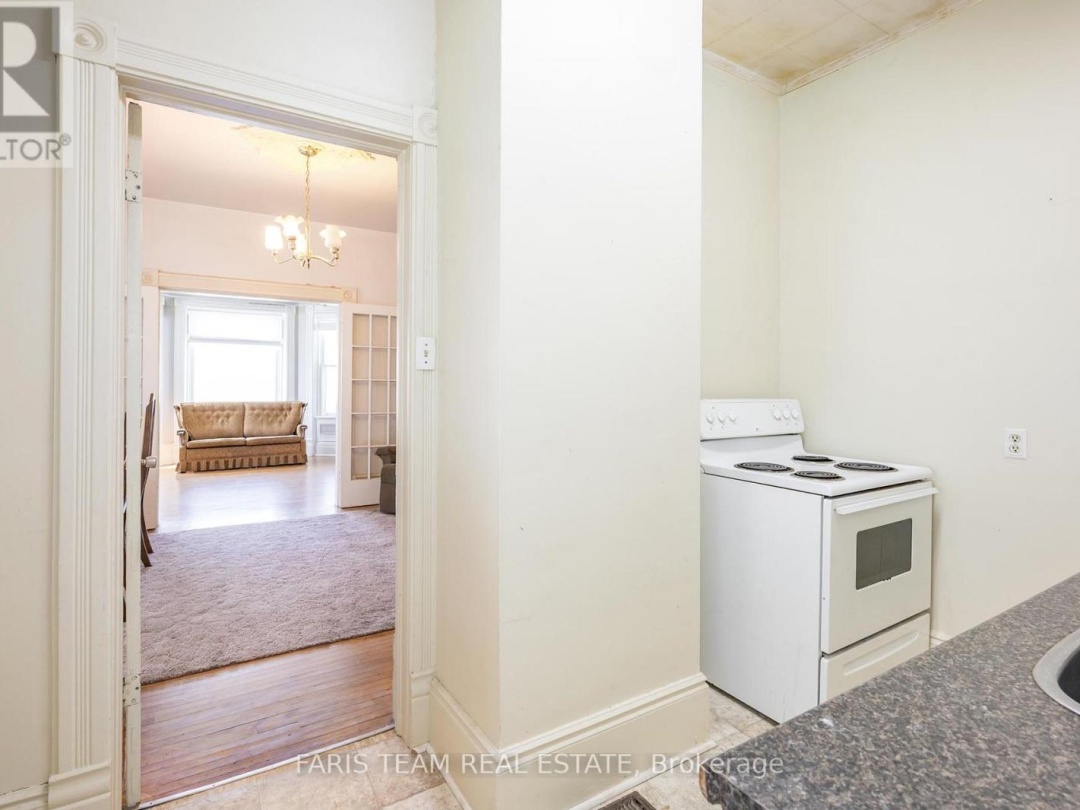 9 BORLAND STREET E, 