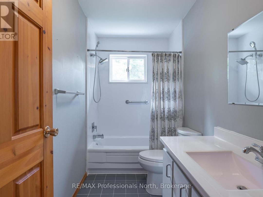 1070 Glamorgan Road E, Gooderham Lake