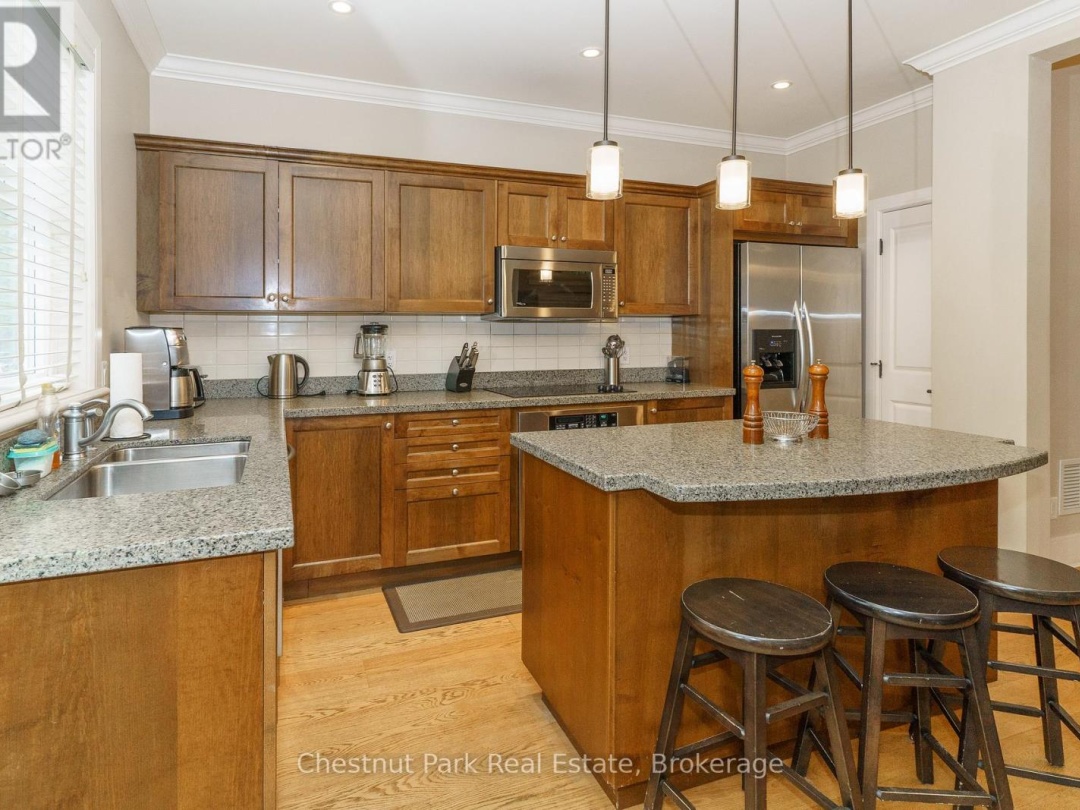 501 GLEN ABBEY WAY E, 