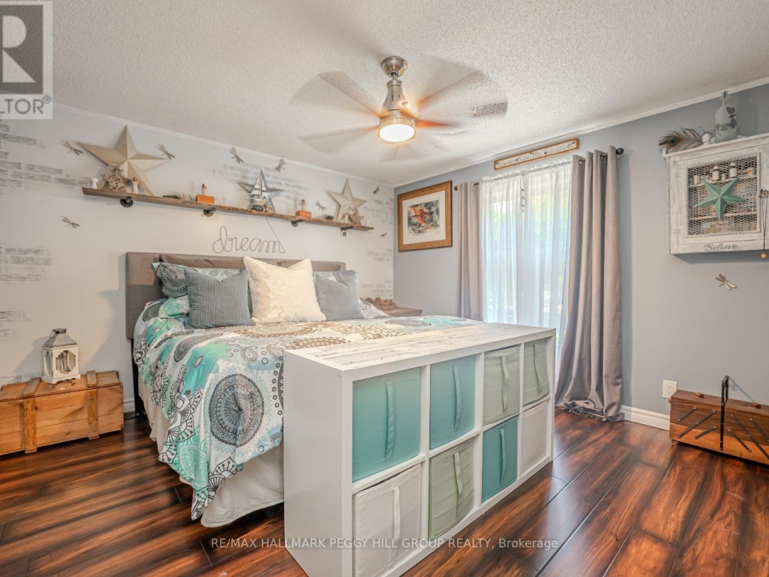 7498 Island Crescent, Black Lake