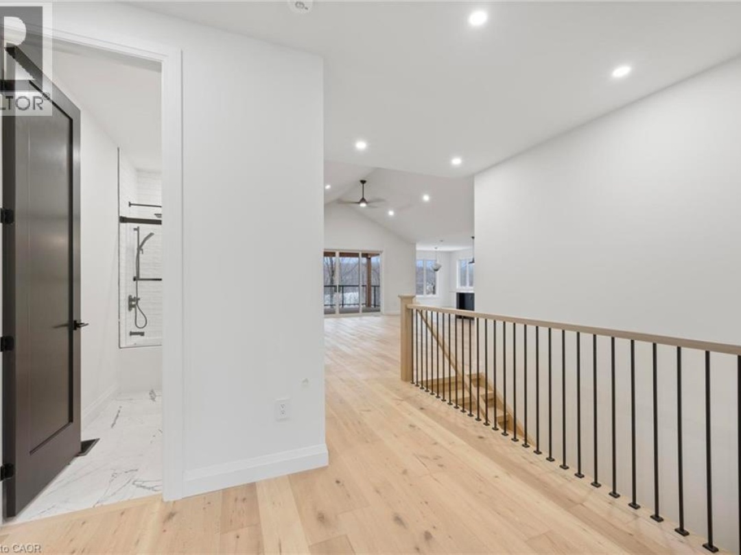33 GLEN EAGLE Court, 