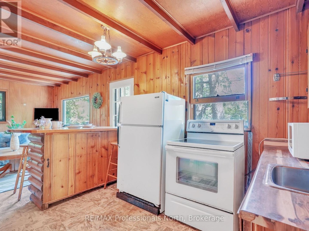 1073 WARD LANE N, 