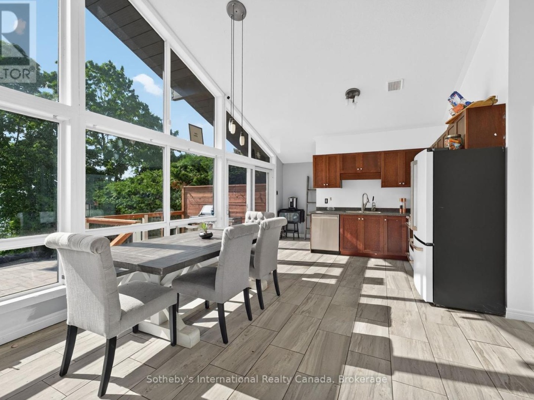 211 MOON POINT DRIVE, 