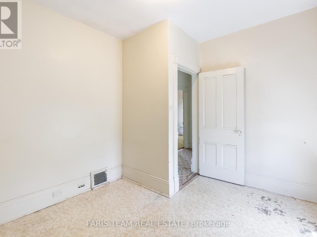 9 BORLAND STREET E, 