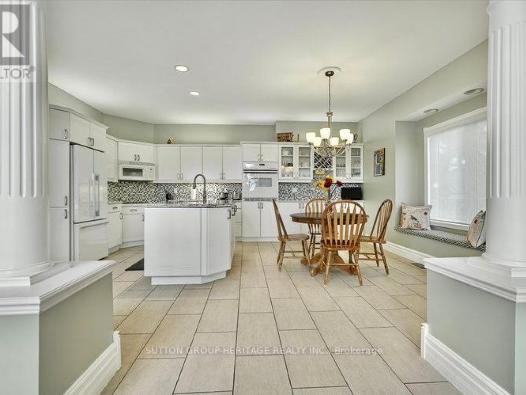 400 FRONT STREET W, 