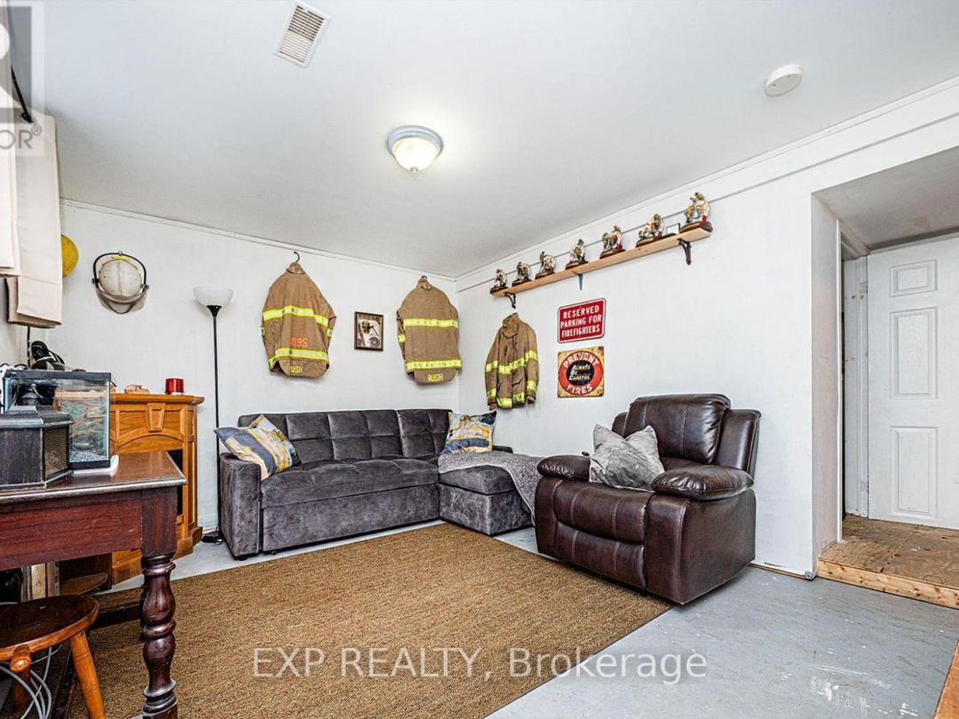 8 PINEWOOD BOULEVARD, 