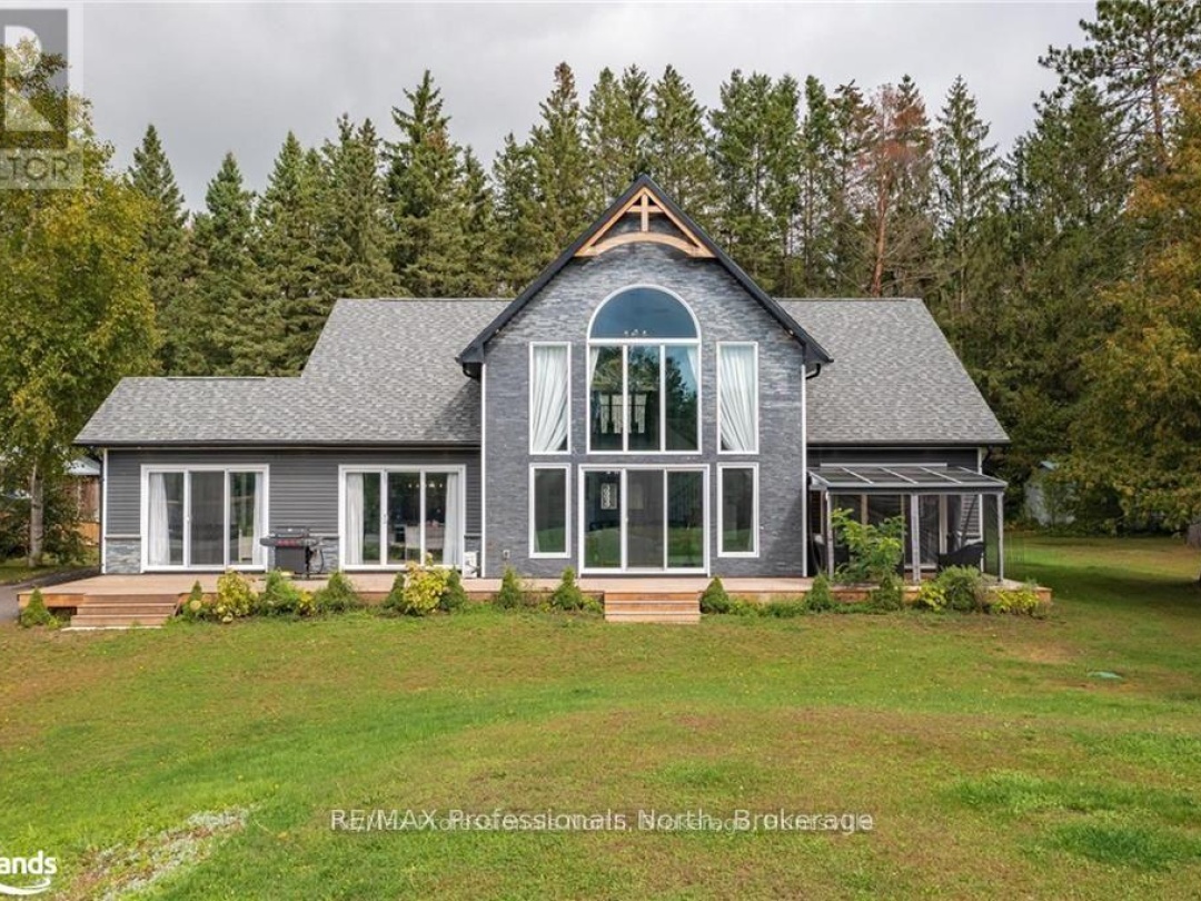 379 Santas Village Road W, Lake Muskoka